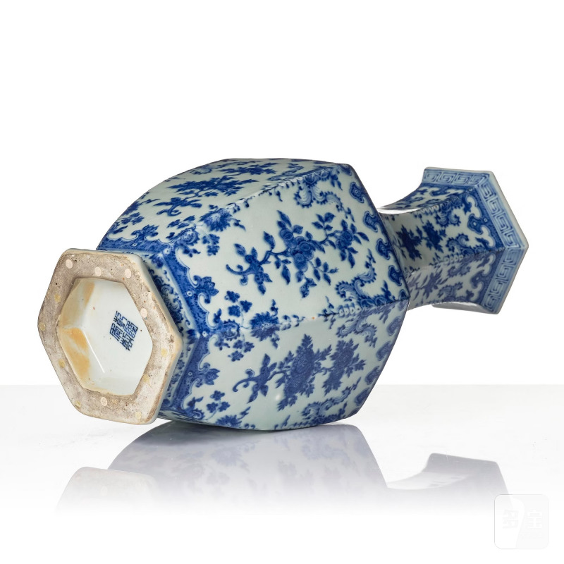 A blue and white hexagonal ‘Sanduo’ vase, - 图7